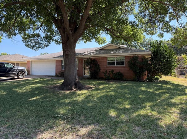 1221 Wade Hampton Street, Benbrook, TX 76126