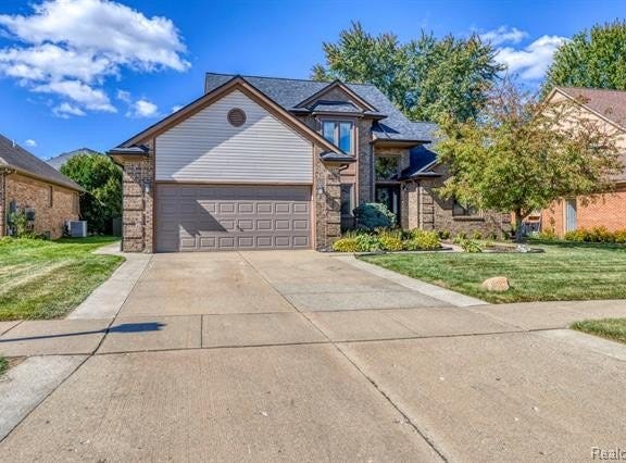 51541 Pinewood Drive, Macomb Twp, MI 48042
