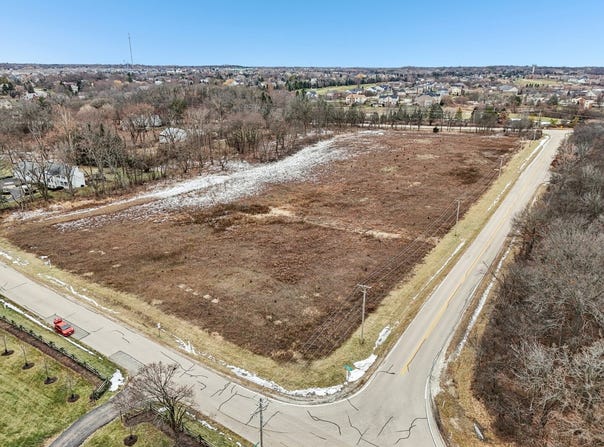 21707 W Lakeview Parkway, Mundelein, IL 60060