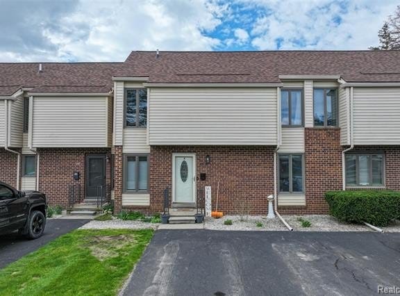 2201 Village W Drive S, Lapeer, MI 48446