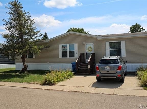 174 Suzanne Blvd, White Lake Twp, MI 48386