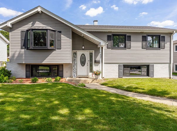637 S BEVERLY Avenue, Addison, IL 60101