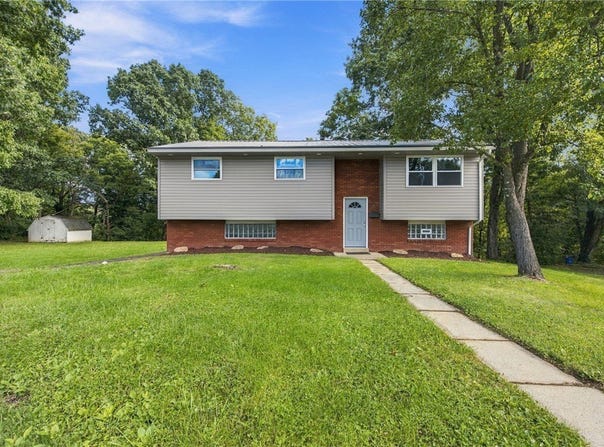 3265 Dorothy St, Lower Burrell, PA 15068