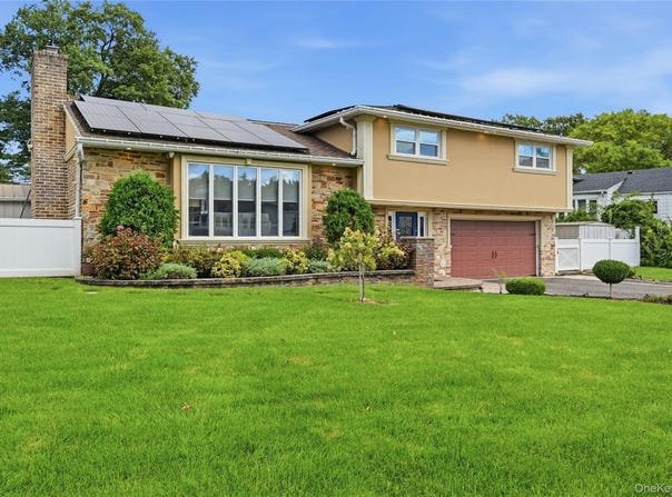 2 Peppermill Road, Roslyn, NY 11576
