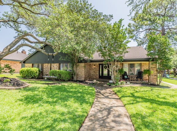 2211 Midhurst Drive, Arlington, TX 76013