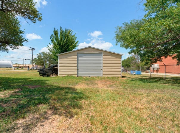 127 E Davilla Ave, Rockdale, TX 76567