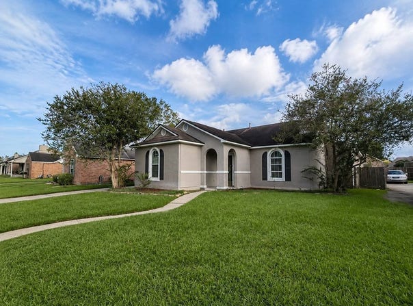 15430 Woodlore Dr, Baton Rouge, LA 70816