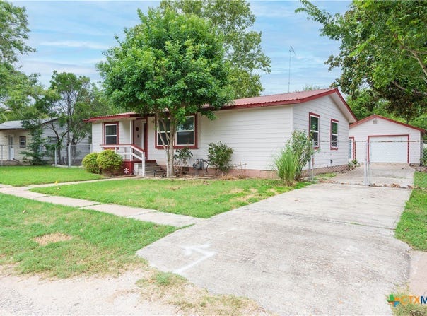 205 N Mesquite Avenue, Luling, TX 78648