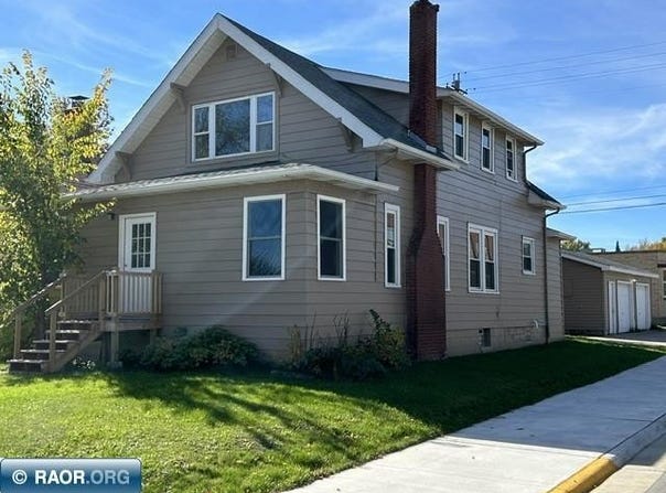 2303 E 2nd Ave, Hibbing, MN 55746