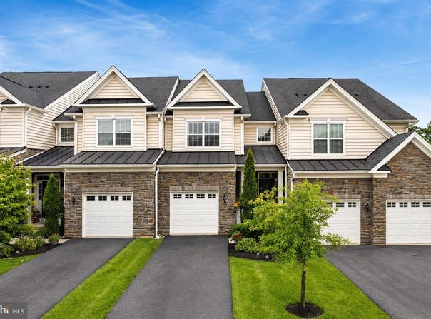 2002 JULIA Drive, CONSHOHOCKEN, PA 19428