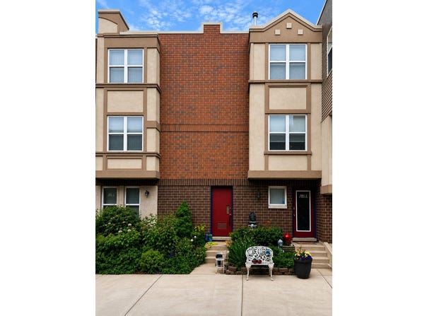 2011 W Chase Avenue, Chicago, IL 60645