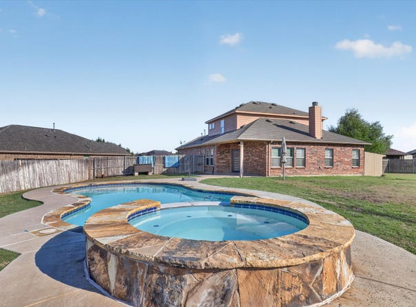 401 Eureka Court, Burleson, TX 76028