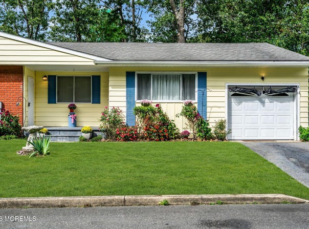 8 Oklahoma Way, Manchester, NJ 08759