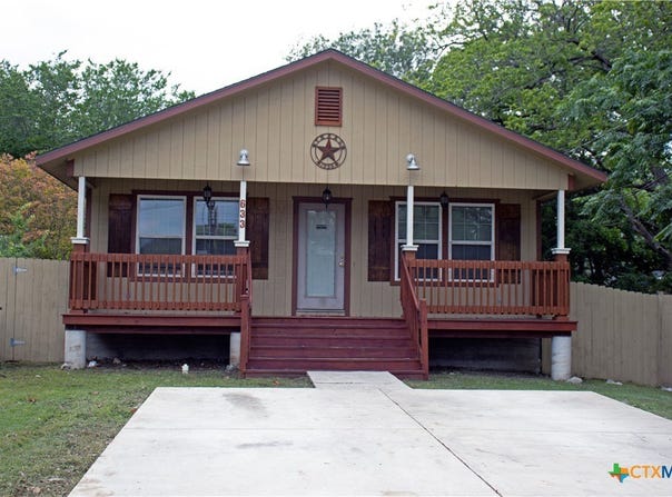 633 S Commerce Street, Lockhart, TX 78644