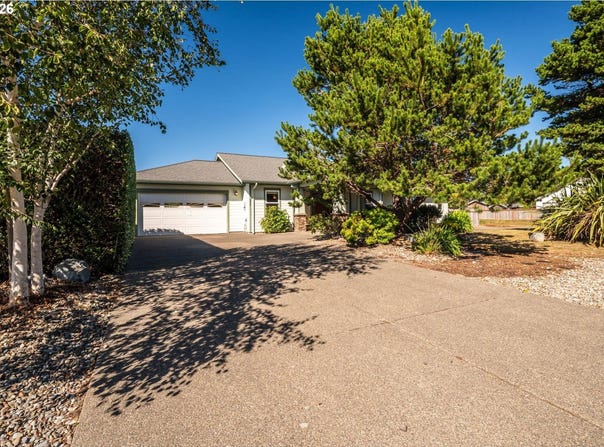 277 10TH St, Bandon, OR 97411