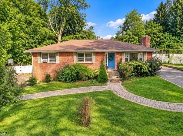 17 Harrison Ave, Long Hill Twp., NJ 07933-1901