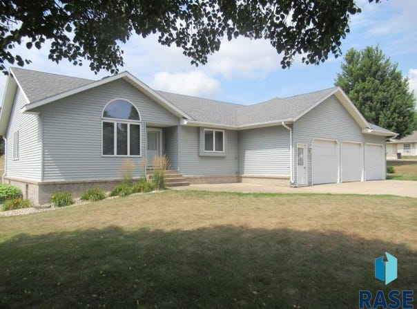 241 6th St, Chandler, MN 56172