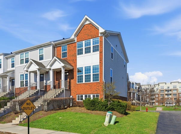 72 Nicholas Drive E, Des Plaines, IL 60016