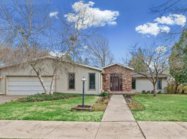 205 E SHERWIN Circle, Urbana, IL 61802