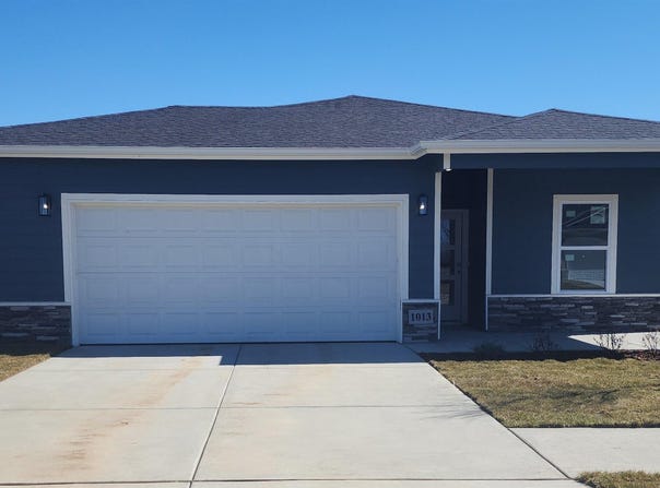1013 Spring Creek Rd, McPherson, KS 67460