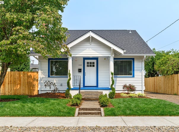 240 E CLARENDON St, Gladstone, OR 97027