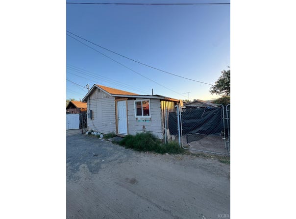 586 S Front Street, Earlimart, CA 93219