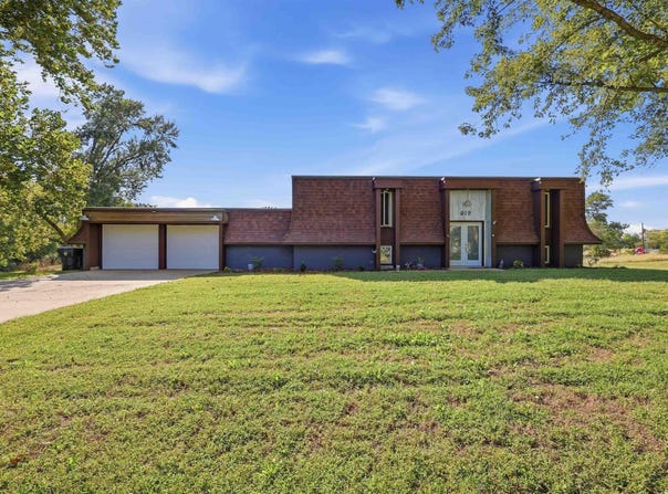 619 Walnut ST, Silver Lake, KS 66539