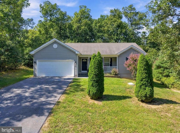 216 EXECUTIVE Way, HEDGESVILLE, WV 25427