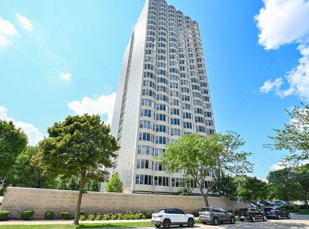 2525 S Shore Dr, Milwaukee, WI 53207