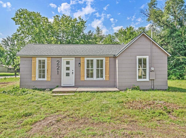 221 E 2nd, Halstead, KS 67056
