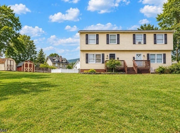46A Walnut St, Pompton Lakes Boro, NJ 07442-1142