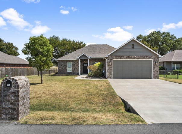 405 Fairway Circle, Grove, OK 74344
