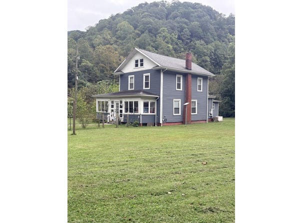 100 Savanna Ln., GALLAGHER, WV 25083