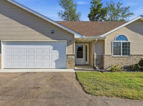 614 Golden Gate Lane, Winsted, MN 55395
