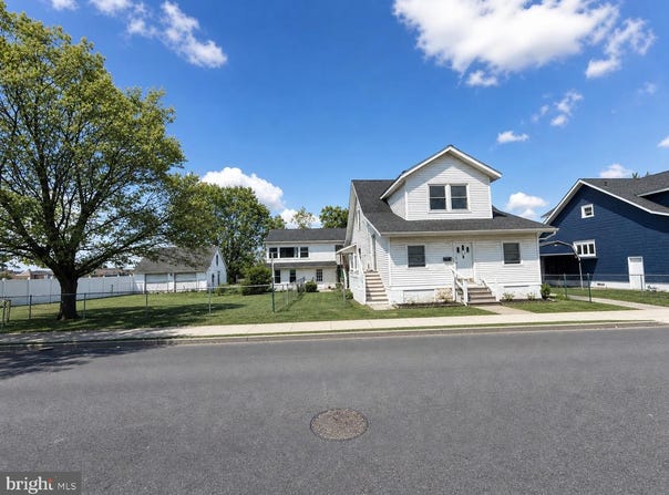 217 WHITE, LINWOOD, PA 19061