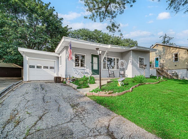 909 Pershing Drive, Wauconda, IL 60084