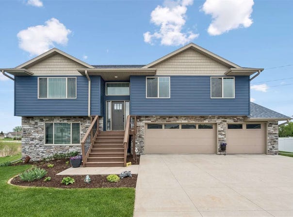 905 Carl Ct, Solon, IA 52333