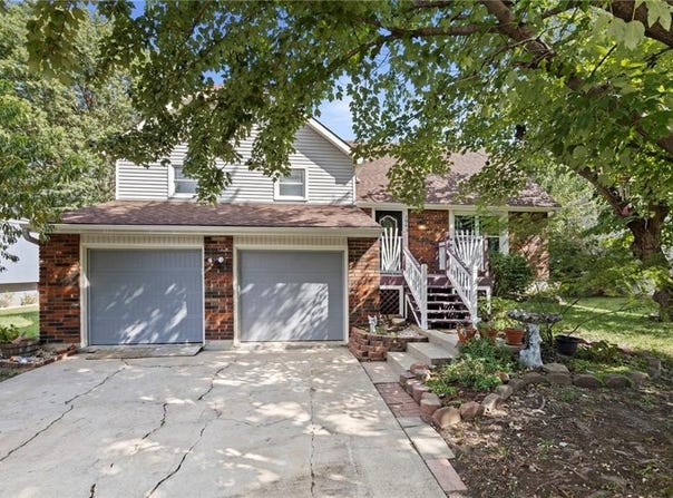 1944 E Sleepy Hollow Drive, Olathe, KS 66062