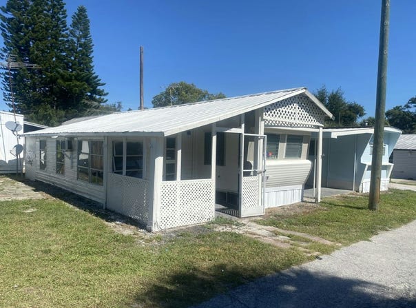4 Circle Dr, Mount Dora, FL 32757