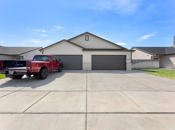 12049 / 12051 W Shadow Lakes St, Maize, KS 67205-5261