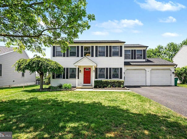 793 HUNTER Drive, PENNSBURG, PA 18073