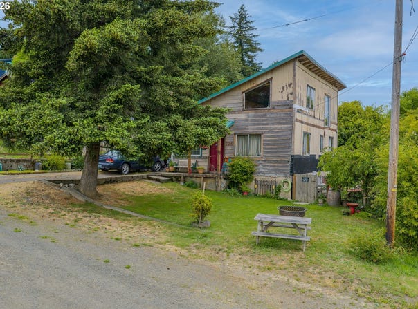 725 B St, MyrtlePoint, OR 97458