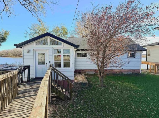 79 NORTHSHORE DR, McCook Lake, SD 57049