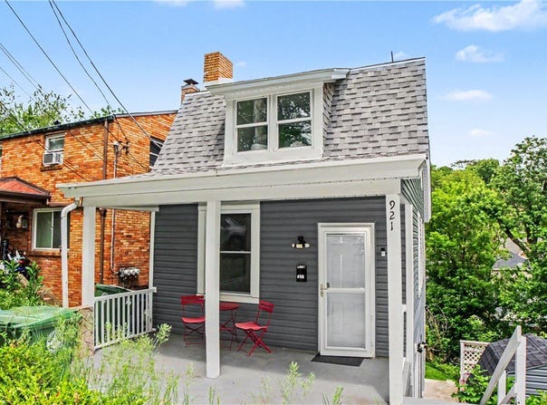 921 Saint Anne St, Castle Shannon, PA 15234