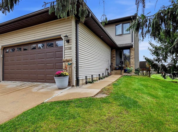 3058 Deerwood Circle, Dubuque, IA 52003