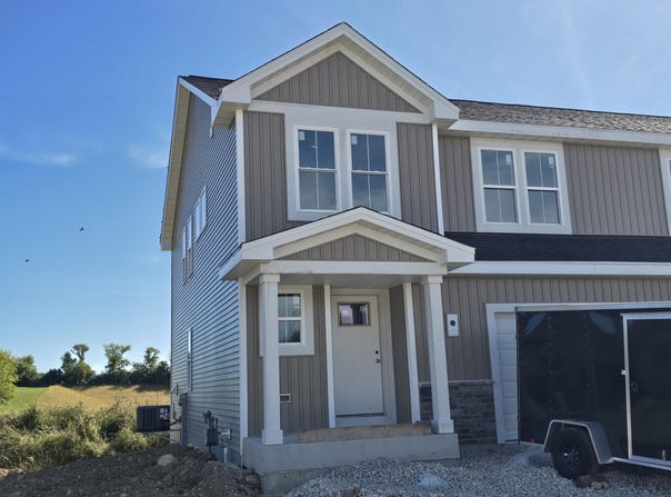 548 Harvest Ln, Hartford, WI 53027