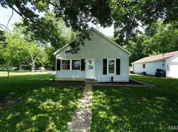 1204 Williamson Avenue, Williamson, IL 62088