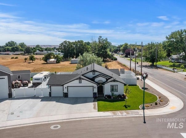 2402 Day Dr, Fruitland, ID 83619