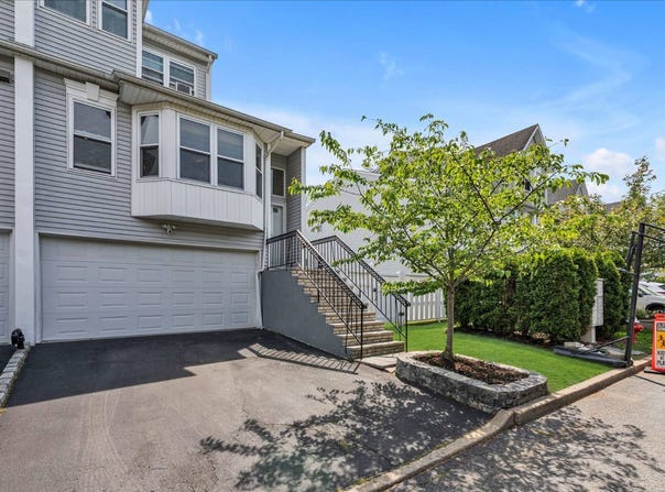 7 Eastern Dr, New Hyde Park, NY 11040