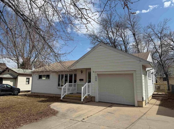 604 10th ST NE, Minot, ND 58703